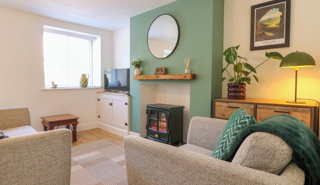 BEAR COTTAGE, pet friendly, with a garden in Cromford