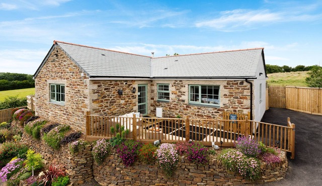 BEAR COTTAGE, pet friendly, character holiday cottage in Truro