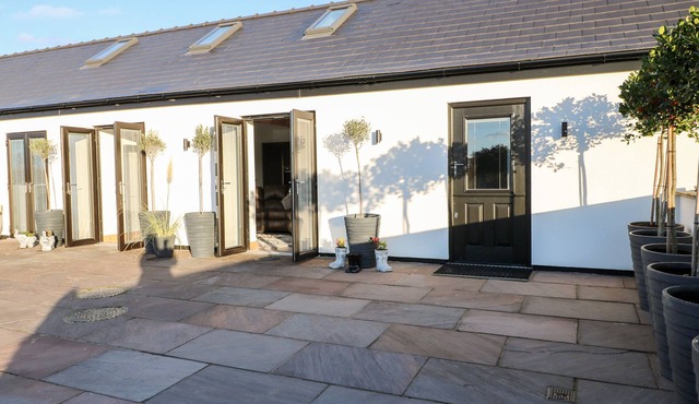 BEAR COTTAGE, romantic, character holiday cottage in Heage