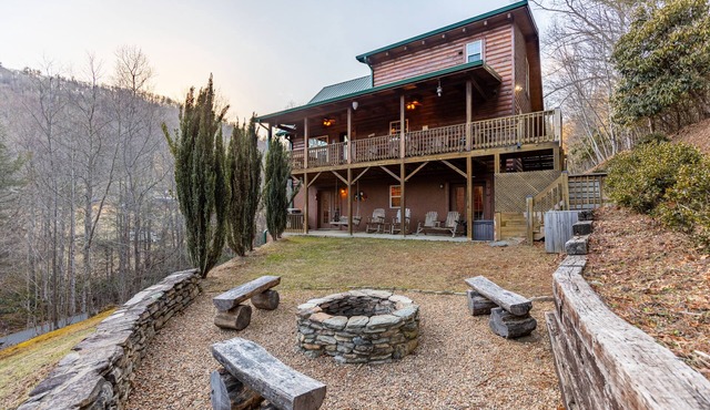 Bear Creek - Beautiful home with gas fireplace, custom wood burning firepit, shuffleboard, and more!