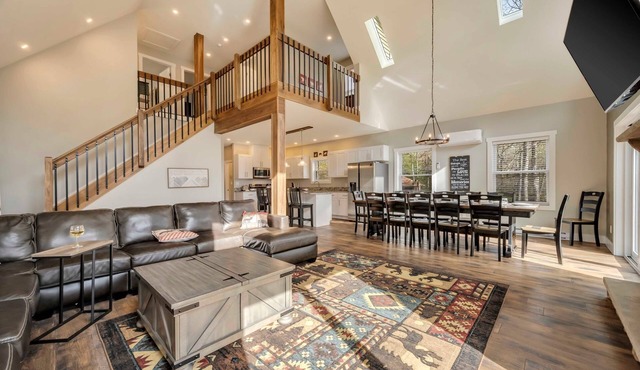 Bear Creek Bliss by AvantStay | Sleeps 16 + Game Room, Deck, Fire Pit!