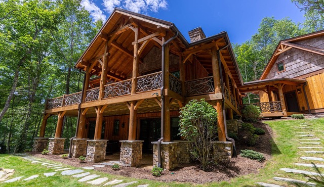 Bear Creek Cabin at Eagles Nest - Hot tub, pool table, fire pit!