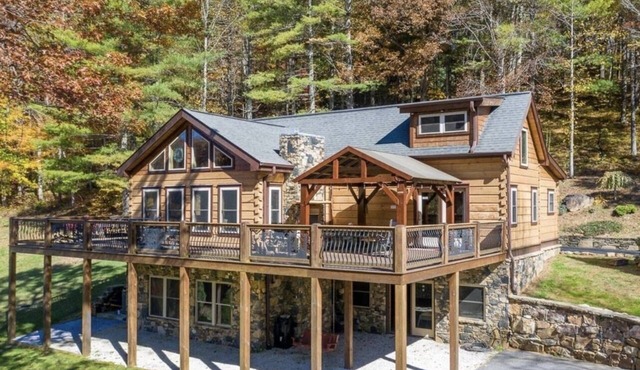 Bear Creek Cabin! Hot Tub+Fire Pit, Fireplace, Mtn Lodge, Private, WiFi, Grill!