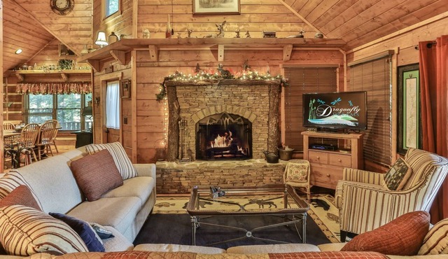 Bear Creek Crossing- Family Retreat Cabin in Private Wooded Setting on Creek No