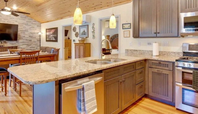 Bear Creek Retreat n~Lake Lure~nBreathe in Crisp Mountain Air