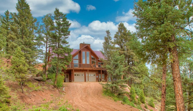 Bear Cub Lodge- Amazing Pikes Peak View! Hot tub! Ping Pong Table! 6 Acres! WiFi