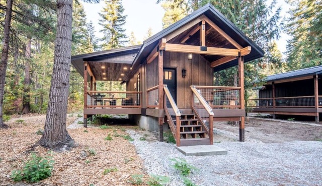 `Bear Den` a Cozy 1 Bedroom tiny Cabin with Hot tub