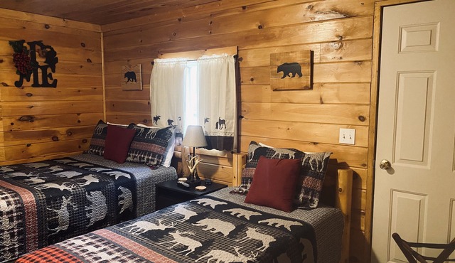Bear Den at The Black Bear Inn! Satellite, WiFi, Near Resorts & Hiking Trails!