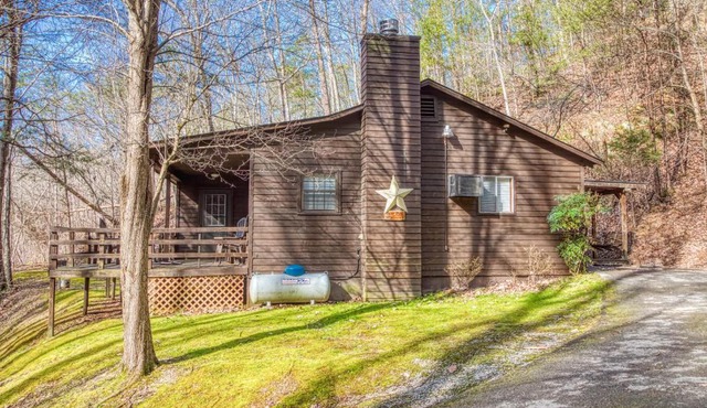 Bear Den, Hot Tub, Cozy Cabin Retreat in the Smokies Comfort & Fun for All