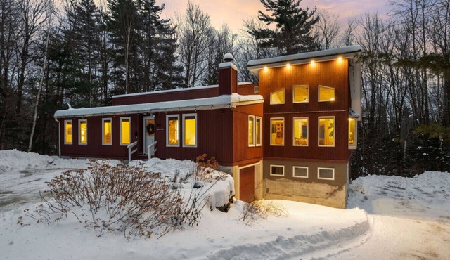 Bear Den: Hot Tub + Secluded | Sleeps 8 | Modern