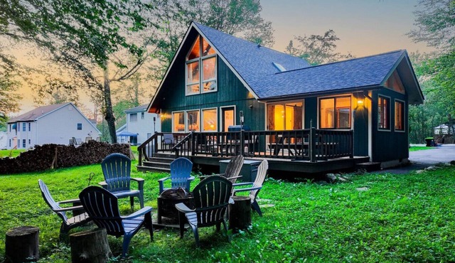 Bear Den ~Luxury Chalet ~HotTub