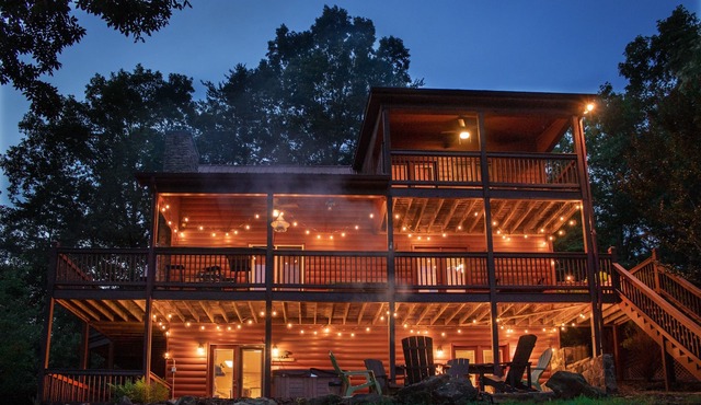 *Bear-Foot Hideaway* Hot Tub | Pool Table | Fire Pit | Pets