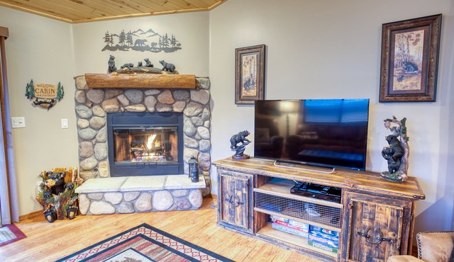 Bear Haven! 2 Bedroom Show Low Cabin!