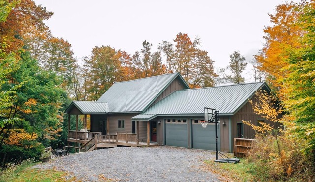 Bear Haven - 562 Black Bear TrailnnBear Haven - Secluded Wooded Lot, Fishing Pond, Pet Friendly, Hot Tub, Fire Pit