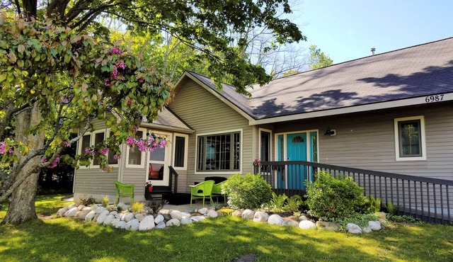 Bear Haven Cottage at Glen Lake Narrows