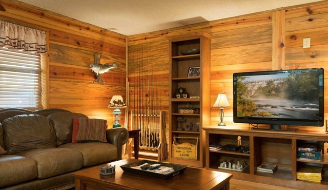 Bear Hollow: GREAT price for 6, HOT TUB, Wifi, Pet friendly, CLOSE to shops too
