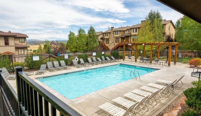 Bear Hollow Hideaway! Private HOT TUB and Patio!