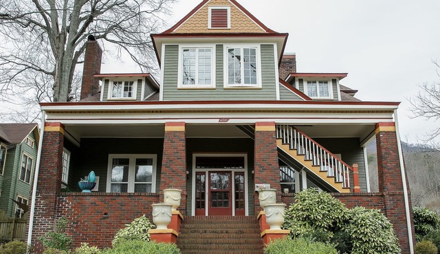 Bear House 1890, Johnson Retreat, Mins from Downtown, Perfect Luxurious Getaway!