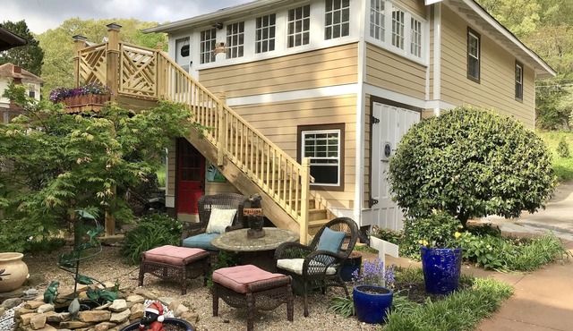 Bear House 1890, Lilly's Loft, Delightful, Upgraded amenities, Walk to Cafes