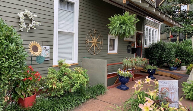 Bear House 1890, Wheland Wing, Upgraded Detailed Amenities, Walk to Cafes, Shops