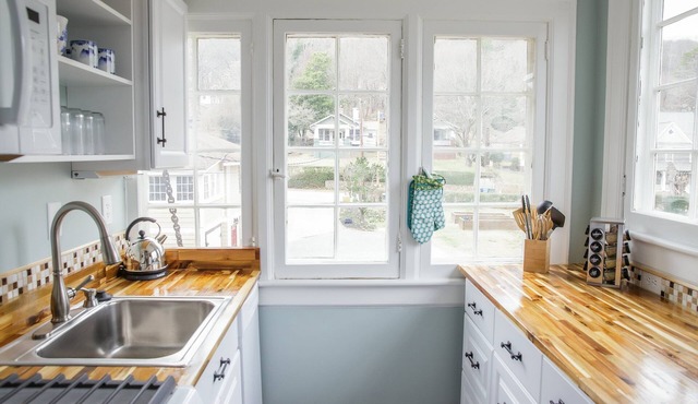 Bear House 1890, Workman Wing, Upgraded Detailed Amenities, Walk to Cafes, Shops