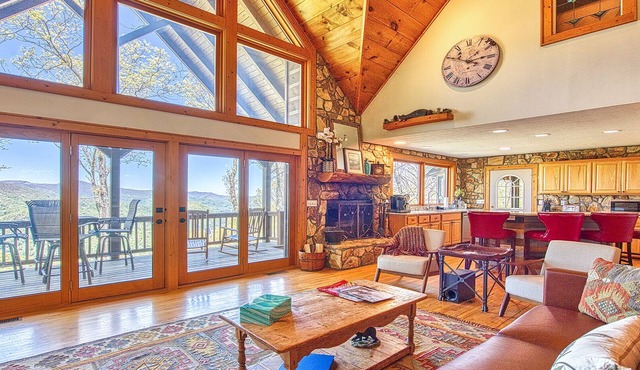 Bear Hug Inn at Gated Smoky Mountain Retreat Community