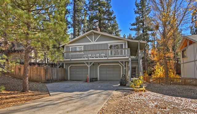 Bear Hug Lodge-Spa/BBQ/Game/Fitness rooms. Short distance from both ski resorts