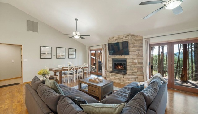 Bear Hug Retreat! 3BD/2.5BA Tranquil Mt Home