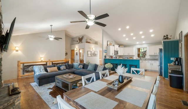 Bear Hug Retreat! 3BD/3BA Tranquil Mt Home