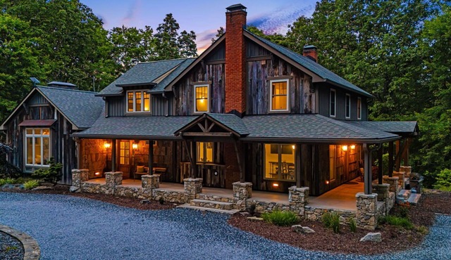 Bear Hug Retreat | Hot Tub, Fire Pit & Guesthouse + Biltmore Pass🔥