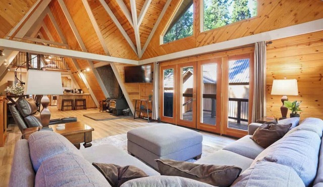 Bear Hugs A-Frame Cabin with Games, AC & BBQ Grill