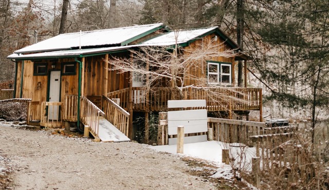 Bear Lair: Luxe cabin, private lake, caves, trails, fast WiFi @ Bear Track Lake
