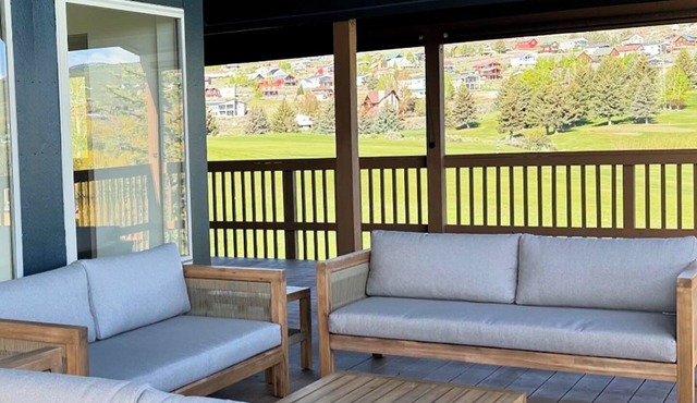 Bear Lake Cabin on golf course. Ideal Beach access, private hot tub, hammocks!