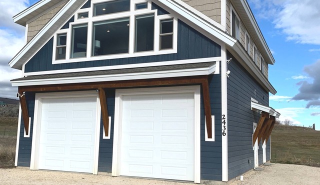 Bear Lake Cabin Sleeps 12! Game Room! Plenty of parking for cars and Toys!