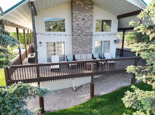 Bear Lake Emerald Retreat with lake view.