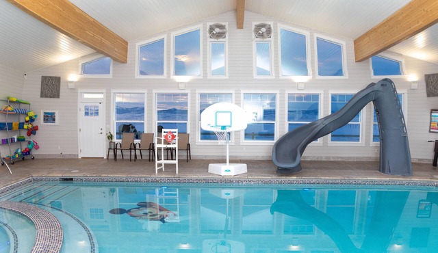 Bear Lake Gathering House- PRIVATE pool! Sleeps 30+, pets with approval!