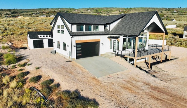 Bear Lake getaway for the whole family! Sleeps 32! Beach access included!