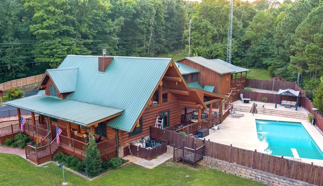 Bear Lodge - Log Cabin with pool - 7 Bedrooms