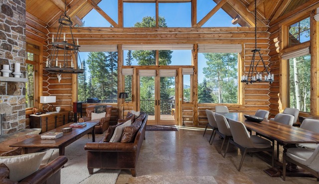 Bear Lodge, Modern log home at easy ski-in/out location!