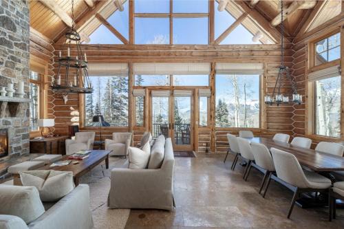 Bear Lodge - Modern log home at easy ski-in-out location