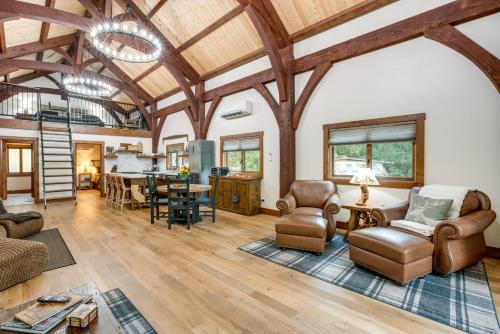 Bear Lodge Waterfront Cabin with Level 2 EV Charger