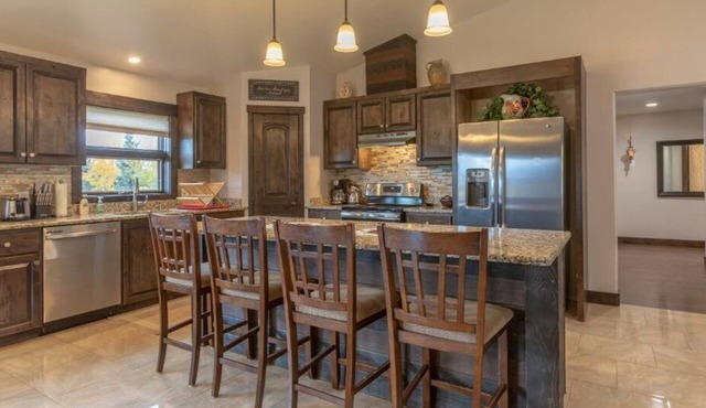 Bear Meadow Lodge: relaxing 3400 sq. ft., 6 bdm home 37 miles from Jackson Hole