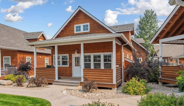 Bear Necessities – Delightful Dover Bay Bungalow, Pet-Friendly Retreat for 5