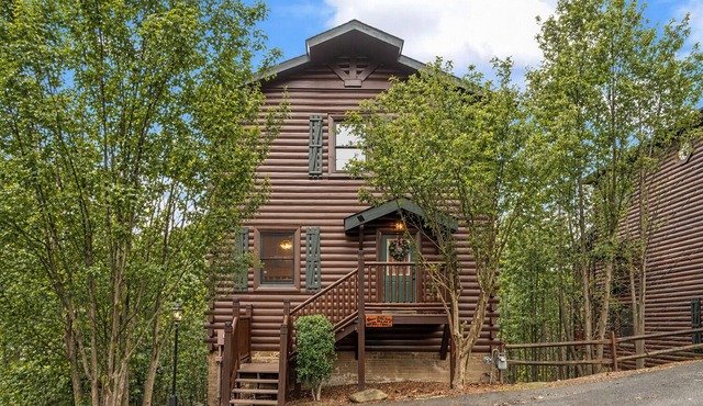 Bear Path Lodge - Hot Tub, Fireplace, Game Room, Minutes to Gburg, Wooded Views