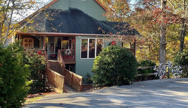 Bear Pause, a perfect family vacation home, minutes from attractions!