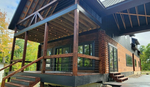Bear Paw Cabin on the lake, with private water access, quiet getaway sleeps 10
