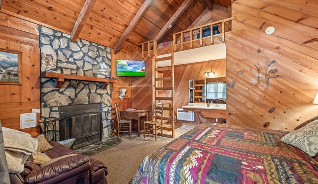 Bear Paw Cottage #6 King ; Close to Helen ;Pet Friendly;2 Adults/2 Children Max