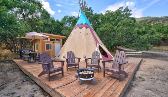 Bear Paw Den · Glamping Teepee w/King Bed sleeps 4 w/private pond