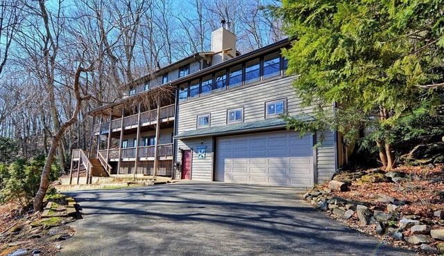 Bear Paw Den- Summer Discount Rates! Views, Hot Tub, Fire Pit, Elevator