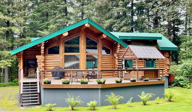 Bear Paw Lodge : Custom-built log home only 4 miles from downtown Seward!
